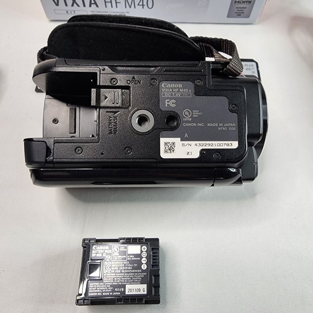 Canon VIXIA HF M40 HD Camcorder 10x Optical Zoom 16GB Internal Memory Kit Black - Picture 11 of 16